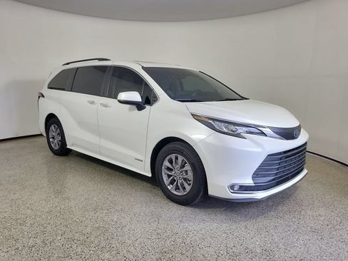 Used 2021 Toyota Sienna XLE FWD image 4