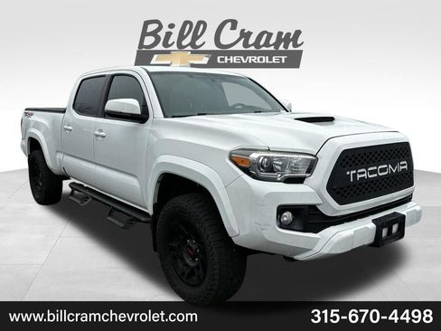 Used 2017 Toyota Tacoma SR5 AWD/4WD image 1
