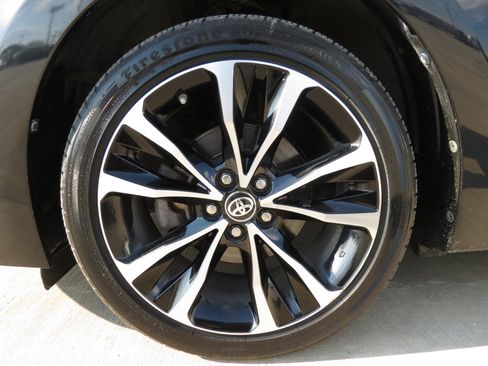 Used 2017 Toyota Corolla SE w/ SE Premium Package FWD image 9