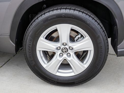 Used 2023 Toyota Highlander LE FWD image 13
