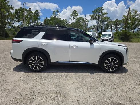 Used 2026 Nissan Pathfinder Platinum FWD image 3