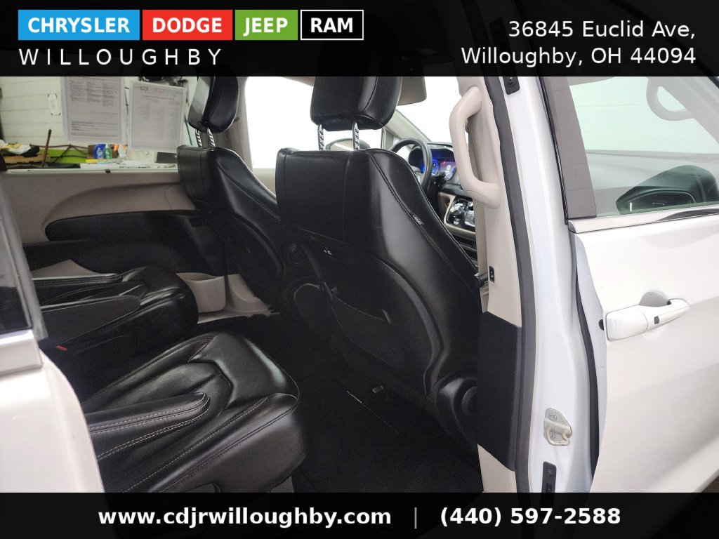 Used 2023 Chrysler Pacifica Touring-L FWD image 31