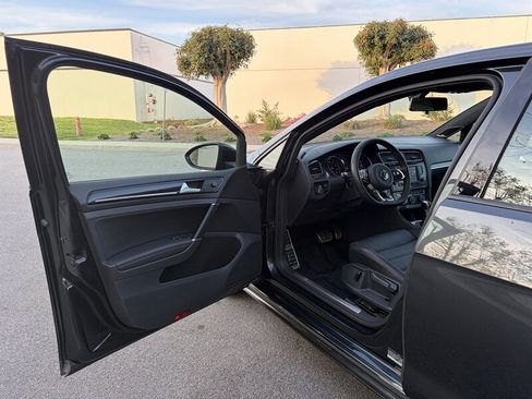 Used 2017 Volkswagen GTI SE image 13
