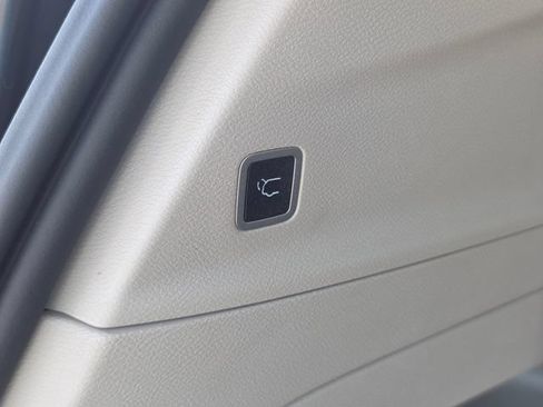 Used 2023 Chrysler Pacifica Touring-L FWD image 13