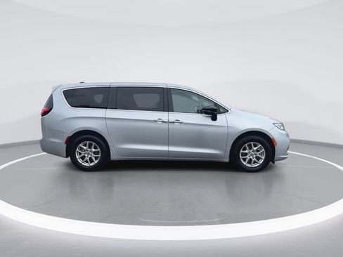 Used 2024 Chrysler Pacifica Touring-L FWD image 9