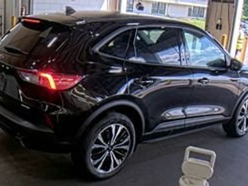 Used 2022 Ford Escape SE w/ SE Sport Appearance Package AWD/4WD image 4