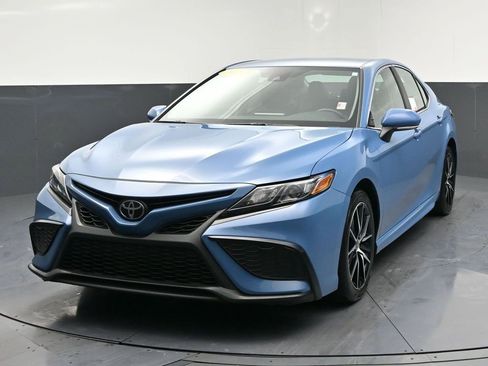 Used 2024 Toyota Camry SE image 3