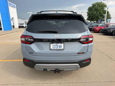 Used 2025 Honda Pilot TrailSport image 3