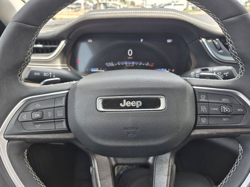 Used 2023 Jeep Grand Cherokee Limited AWD/4WD image 10