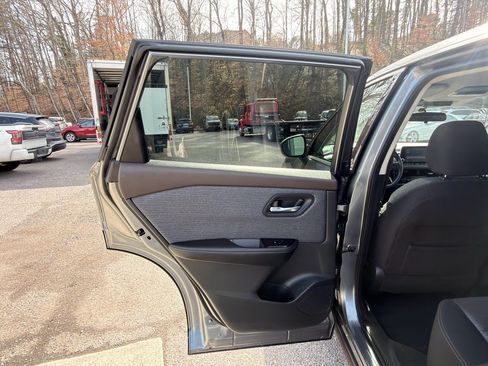 Used 2021 Nissan Rogue SV image 18