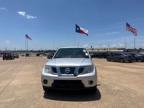 Used 2017 Nissan Frontier SV RWD image 5