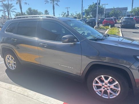 Used 2018 Jeep Cherokee Latitude Plus w/ Cold Weather Group image 38