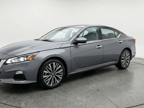 Used 2025 Nissan Altima 2.5 SV image 3
