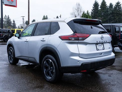 Used 2025 Nissan Rogue SV image 4
