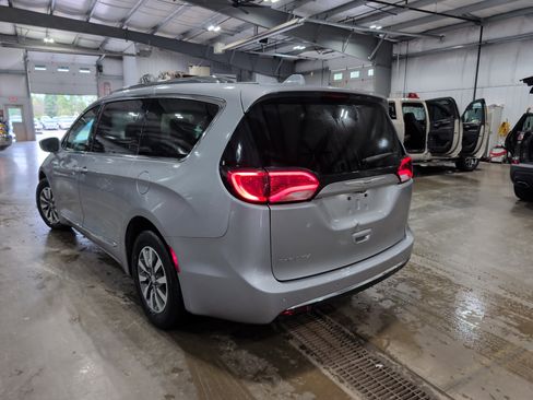 Used 2020 Chrysler Pacifica Touring-L Plus FWD image 4