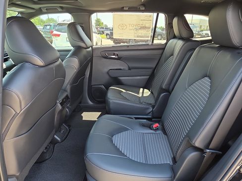 New 2026 Toyota Highlander XSE AWD/4WD image 8