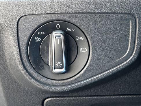 Used 2021 Volkswagen Atlas Cross Sport SE image 25