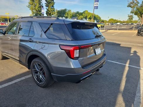 Used 2025 Ford Explorer ST-Line w/ ST-Line Street Pack AWD/4WD image 5