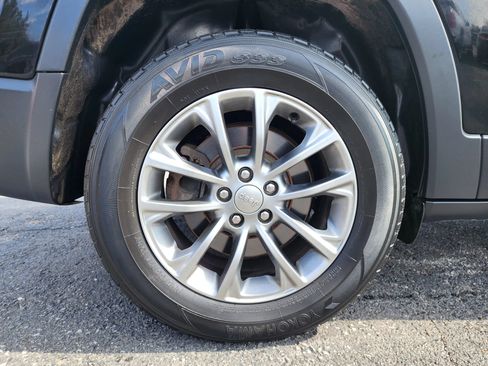 Used 2019 Jeep Cherokee Latitude Plus w/ Cold Weather Group AWD/4WD image 22