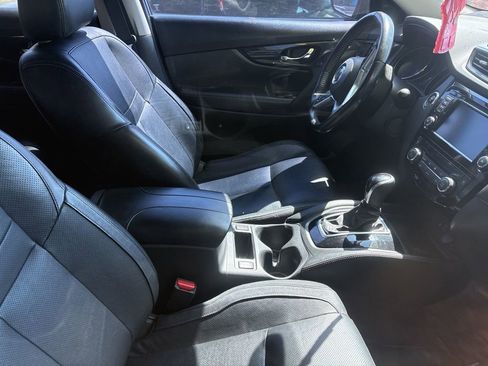 Used 2018 Nissan Rogue SL image 3