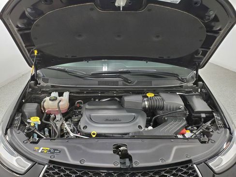 Used 2024 Chrysler Pacifica Touring-L image 9