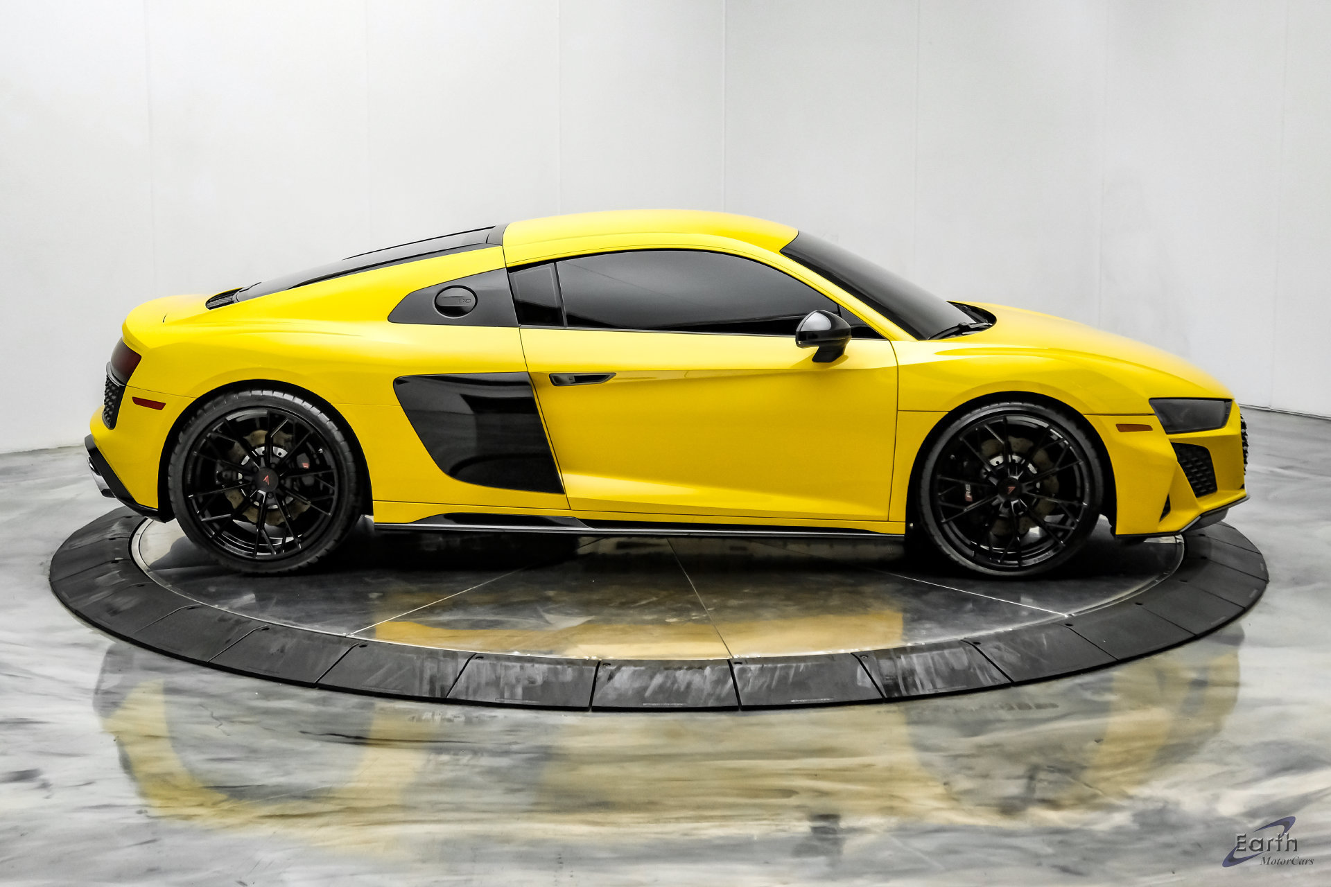 Used 2021 Audi R8 V10 w/ Premium Package RWD image 24