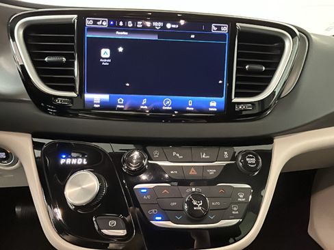 Used 2024 Chrysler Pacifica Touring-L FWD image 22