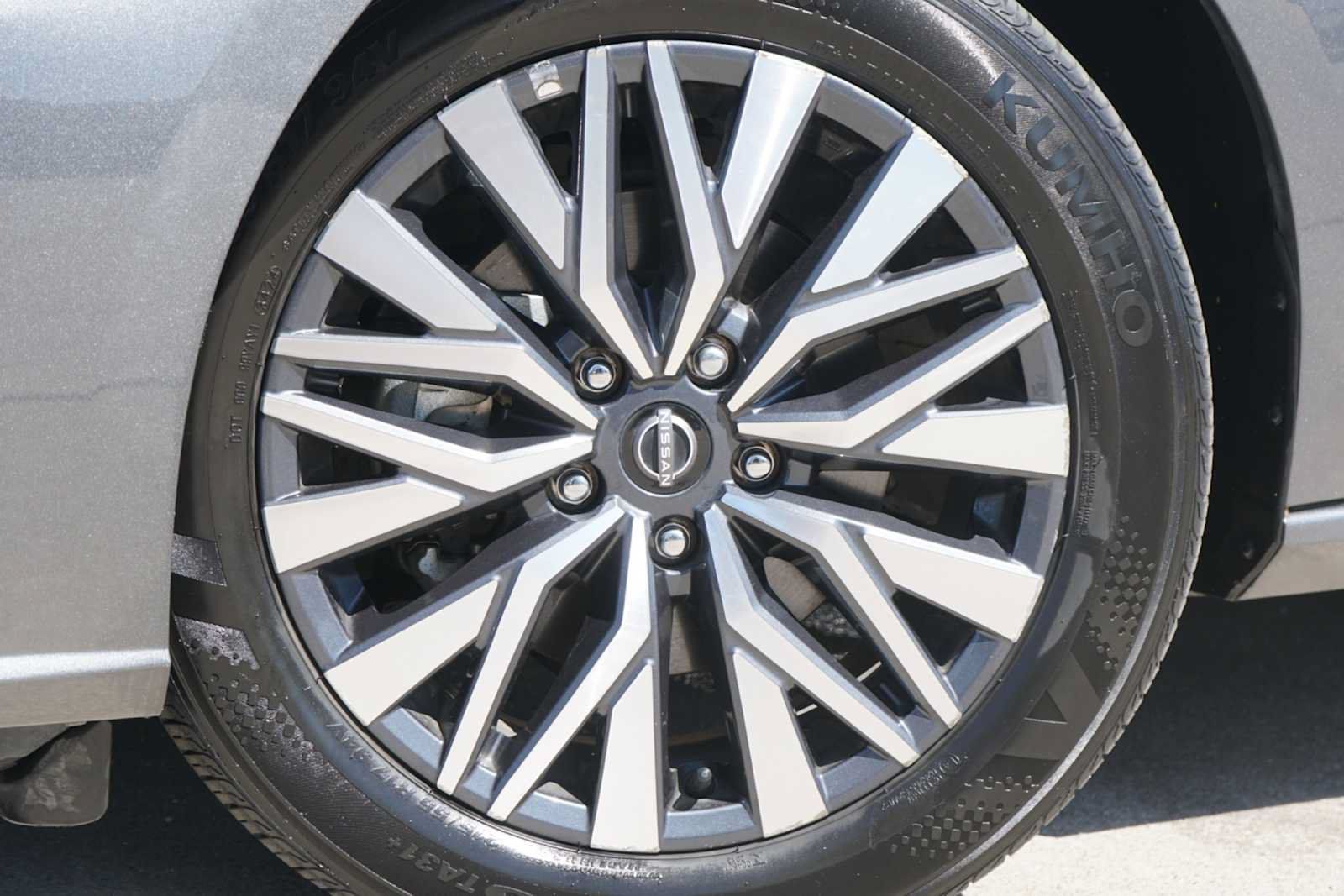 Used 2025 Nissan Altima 2.5 SV FWD image 2