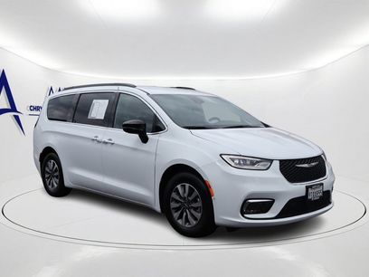Used 2025 Chrysler Pacifica Select