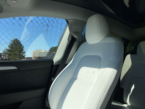 Used 2023 Tesla Model Y Long Range image 19