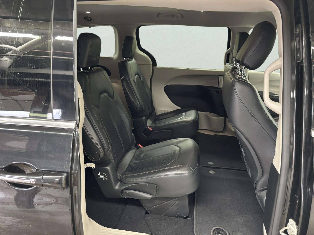 Used 2020 Chrysler Pacifica Touring-L FWD image 18