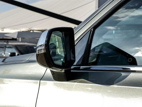 Used 2023 Chevrolet Suburban Premier image 42