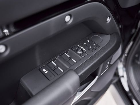 Used 2025 Land Rover Defender 110 V8 image 36