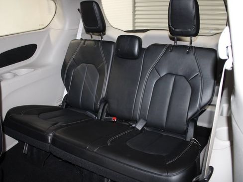 Used 2024 Chrysler Pacifica Touring-L FWD image 20