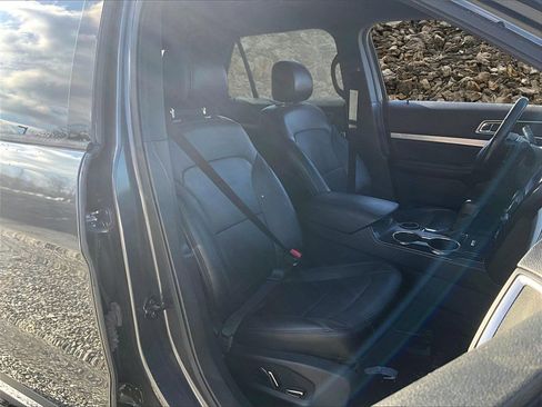Used 2017 Ford Explorer XLT w/ Equipment Group 202A image 7
