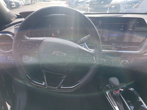 Used 2025 Chevrolet Trax RS w/ Sunroof Package image 7