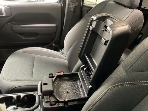 Used 2025 Jeep Gladiator Sport image 21