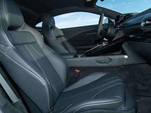 Used 2025 Aston Martin V8 Vantage Coupe RWD image 21