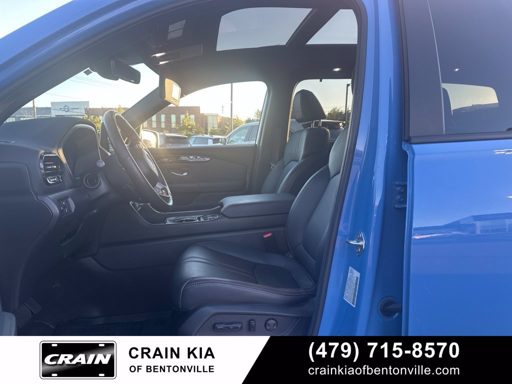 Used 2025 Honda Pilot TrailSport image 14