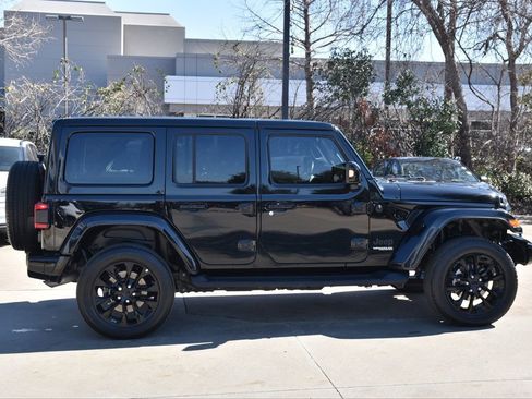 Used 2022 Jeep Wrangler Unlimited Sahara image 6