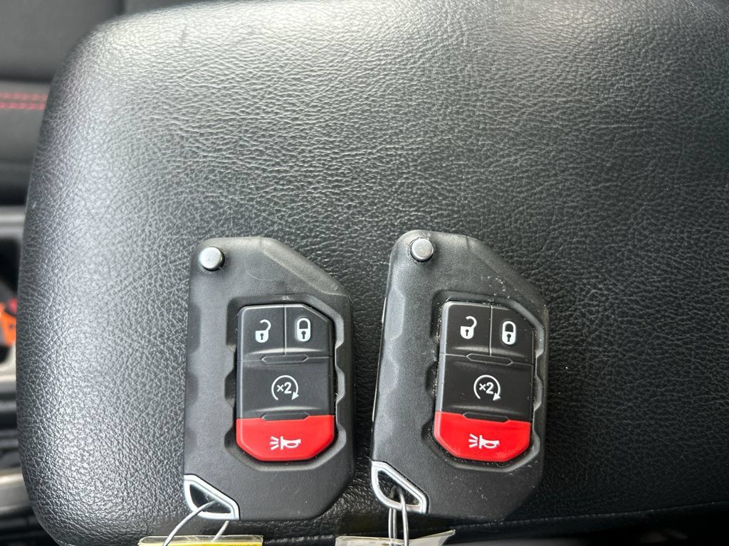 Used 2023 Jeep Wrangler Unlimited Rubicon w/ Cold Weather Group AWD/4WD image 15