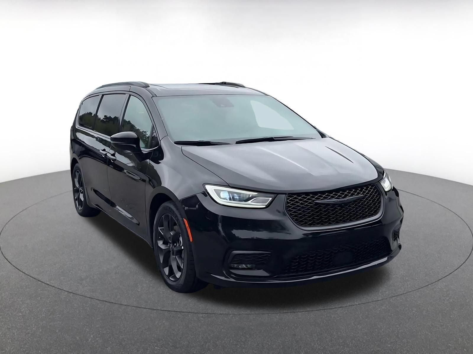 Used 2025 Chrysler Pacifica Limited FWD image 2