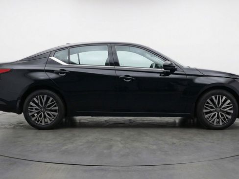Used 2025 Nissan Altima 2.5 SV image 11