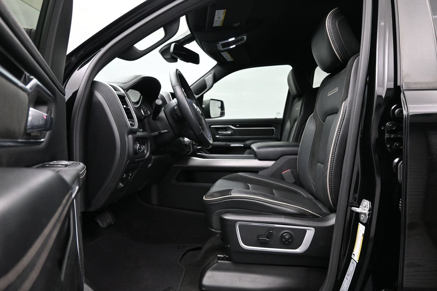 Used 2020 RAM 1500 Laramie w/ Sport Appearance Package AWD/4WD image 9