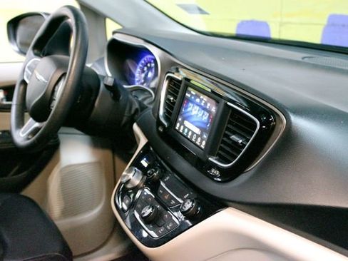 Used 2020 Chrysler Voyager Lxi FWD image 10