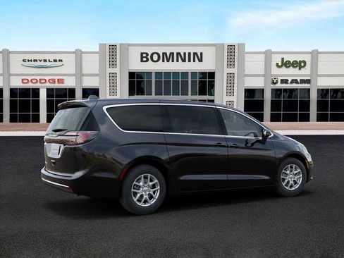 New 2026 Chrysler Pacifica Select image 4