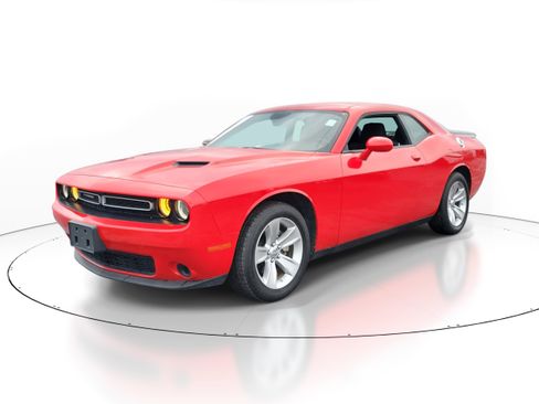 Used 2023 Dodge Challenger SXT image 2