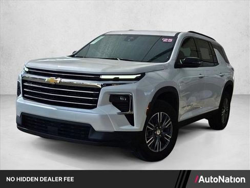 Used 2025 Chevrolet Traverse LT FWD image 1