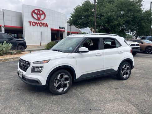 Used 2025 Hyundai Venue SEL image 1