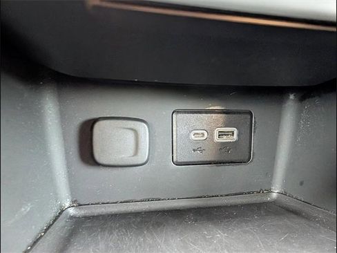 Used 2022 GMC Acadia SLE image 16